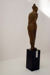 'staand', brons, Agnes Bomers